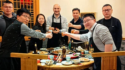 MRJ-Laser toivottaa herra Vilchezin tervetulleeksi kolmen päivän tehtaan vier...